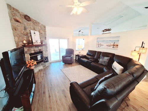 ☆☀︎❀Coastal Retreat! Heated Pool, Boat/RV Parking Double Lot, 3 miles to Beach!