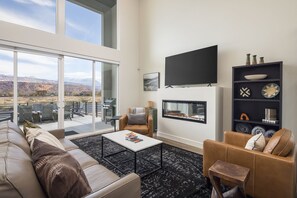 Smart TV, chimenea y libros 