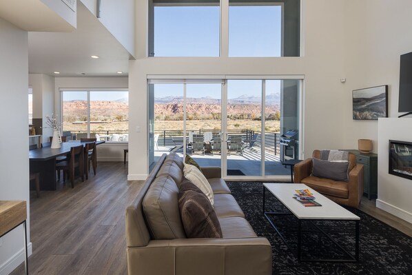 Smart TV, chimenea y libros 