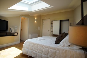 In-room safe, desk, blackout curtains, soundproofing - Palazzo Bibbi (Reggio Calabria)