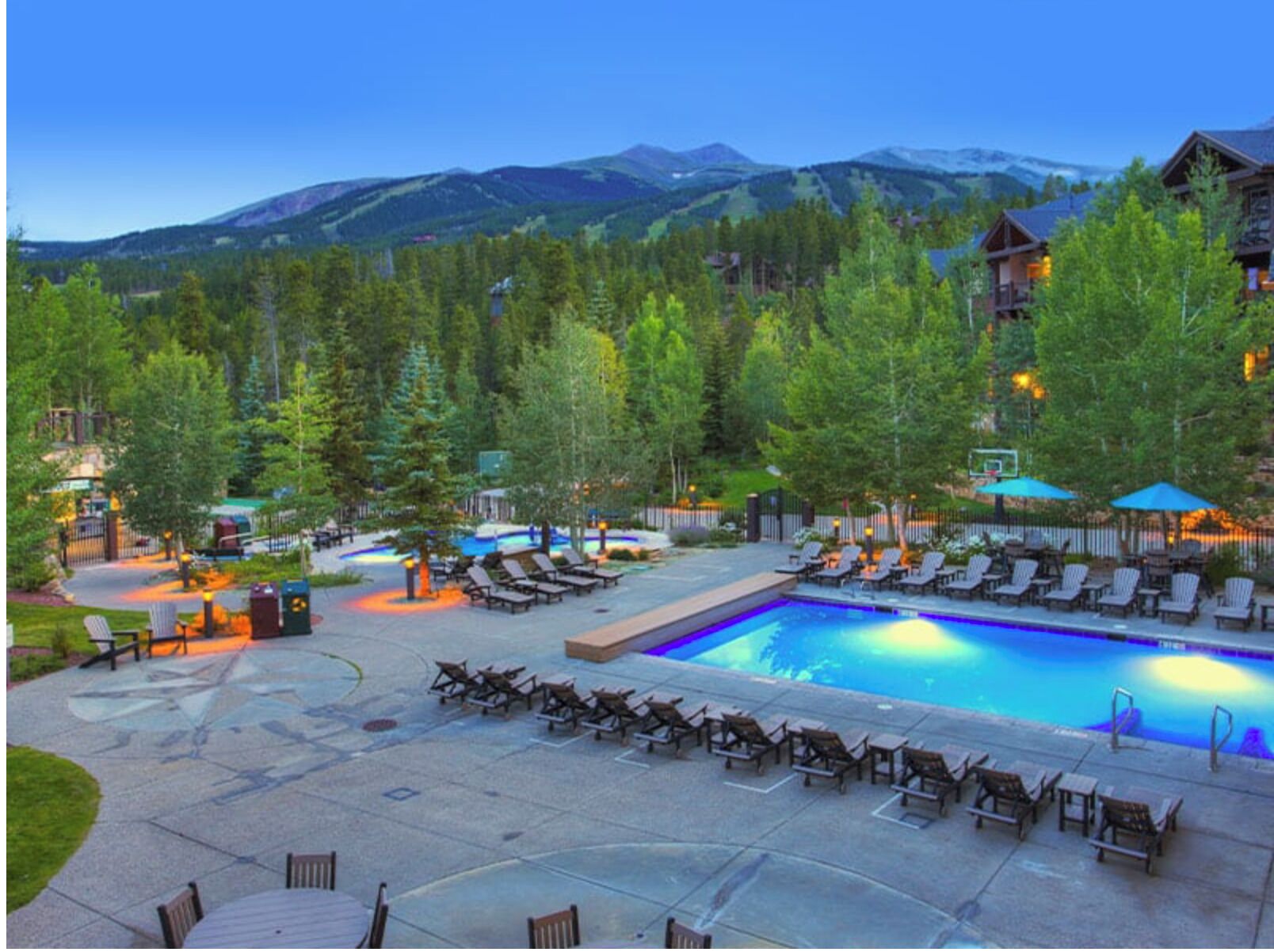 Een binnenzwembad en een buitenzwembad