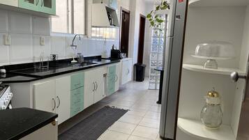 Refrigerador con freezer, cafetera expreso, tostadora, arrocera