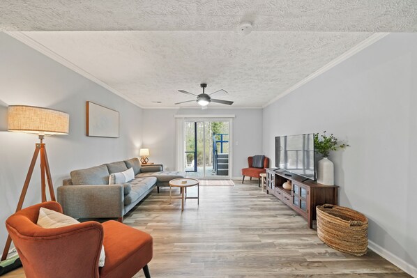 Téléviseur connecté, table de baby-foot, chaîne audio, bureau