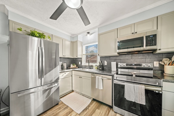 Køleskab, mikrobølgeovn, ovn, kogeplade