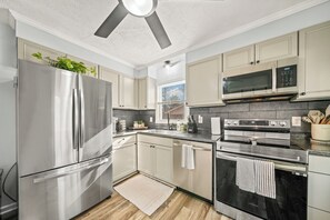 Refrigerador, microondas, horno y parrilla de estufa 