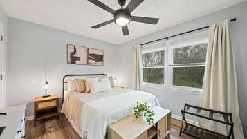 4 多间卧室、办公桌、熨斗/熨衣板、旅行婴儿床