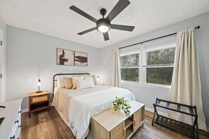 4 habitaciones, escritorio y tabla de planchar con plancha 