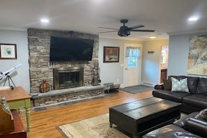 Smart TV, fireplace, foosball, books - Windham- Newly Renovated 4 BR Home (Hensonville)