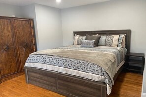 4 bedrooms, desk, iron/ironing board, travel crib - Windham- Newly Renovated 4 BR Home (Hensonville)