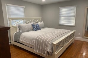 4 chambres, bureau, fer et planche à repasser, lit parapluie