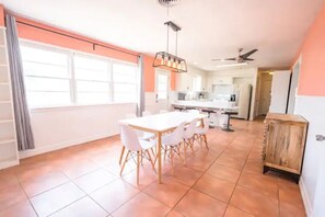 Dining - The “LBK Peach" 4/3 home near TTU & med dist. (Lubbock)