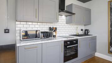 Refrigerador, microondas, horno y parrilla de estufa