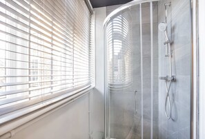 Douche, sèche-cheveux, serviettes fournies, savon