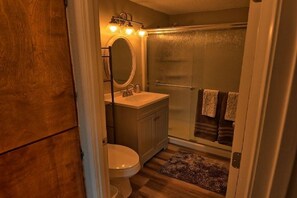 Shower, towels, soap - Beautifully updated historical home in the heart of Henderson (Henderson)