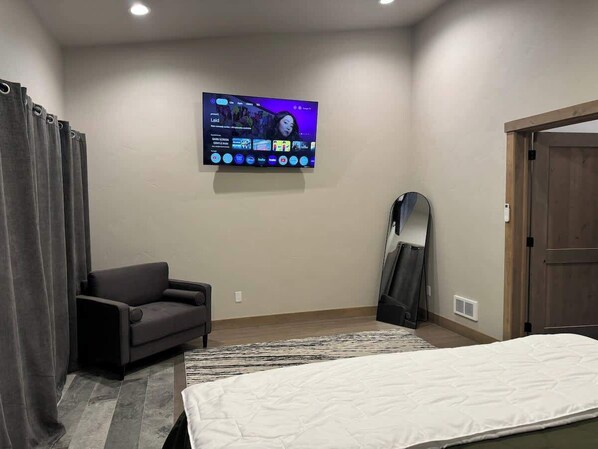 2 bedrooms, travel cot, free WiFi, bed sheets