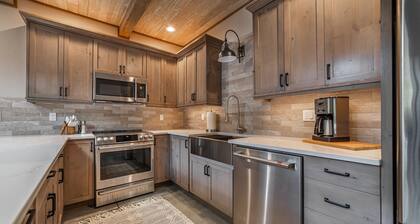Relax in Luxury! 2bd/2ba Condo w/King Beds-Private Hot Tub & Mountain Views #2-2
