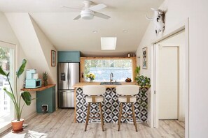 Geladeira, micro-ondas, fogão, cooktop