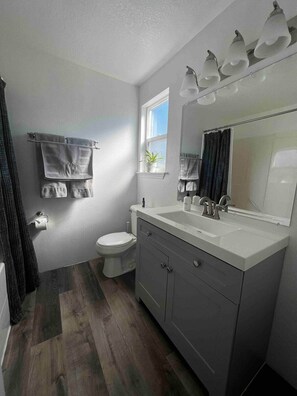 Hiustenkuivaaja, pyyhkeet, saippua, sampoo