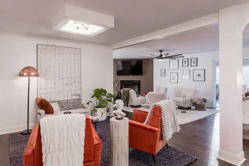 Luxurious 5-Bedroom Lakeside Retreat with Hot Tub, Fire Pit and Dolly Room