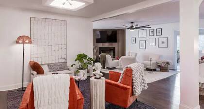 Luxurious 5-Bedroom Lakeside Retreat with Hot Tub, Fire Pit and Dolly Room