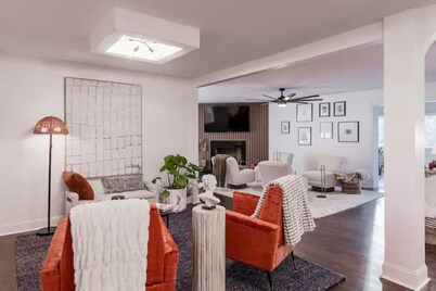 Luxurious 5-Bedroom Lakeside Retreat with Hot Tub, Fire Pit and Dolly Room