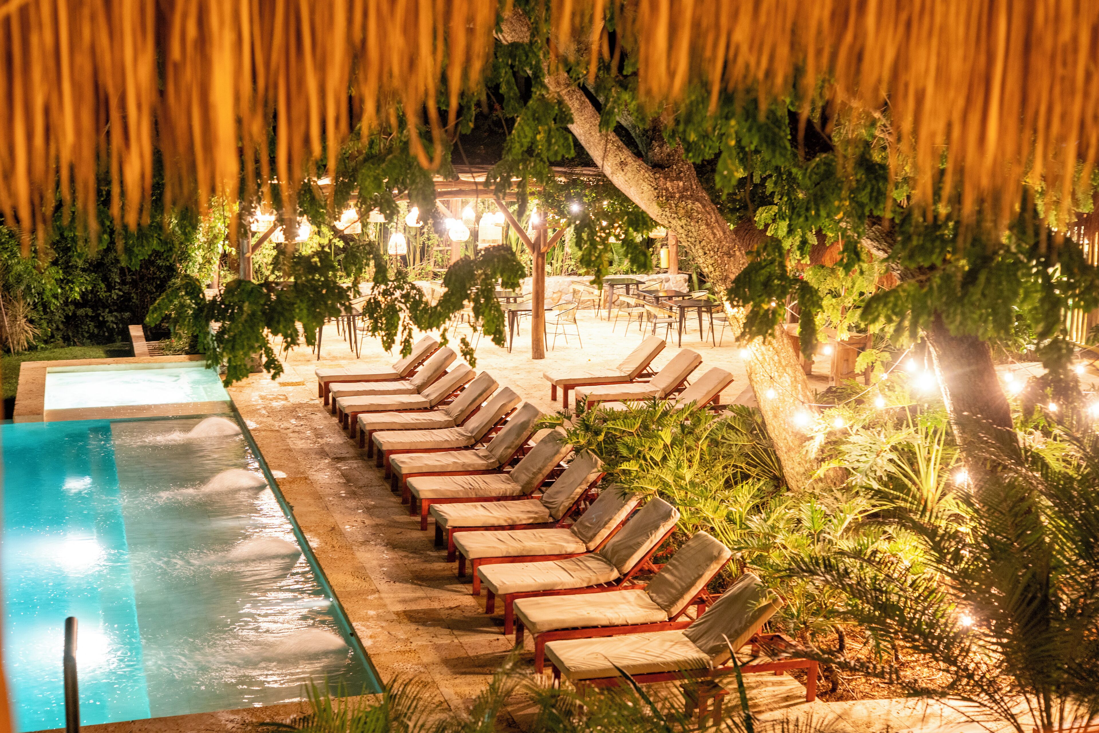 Una piscina al aire libre, cabañas de piscina gratuitas, tumbonas