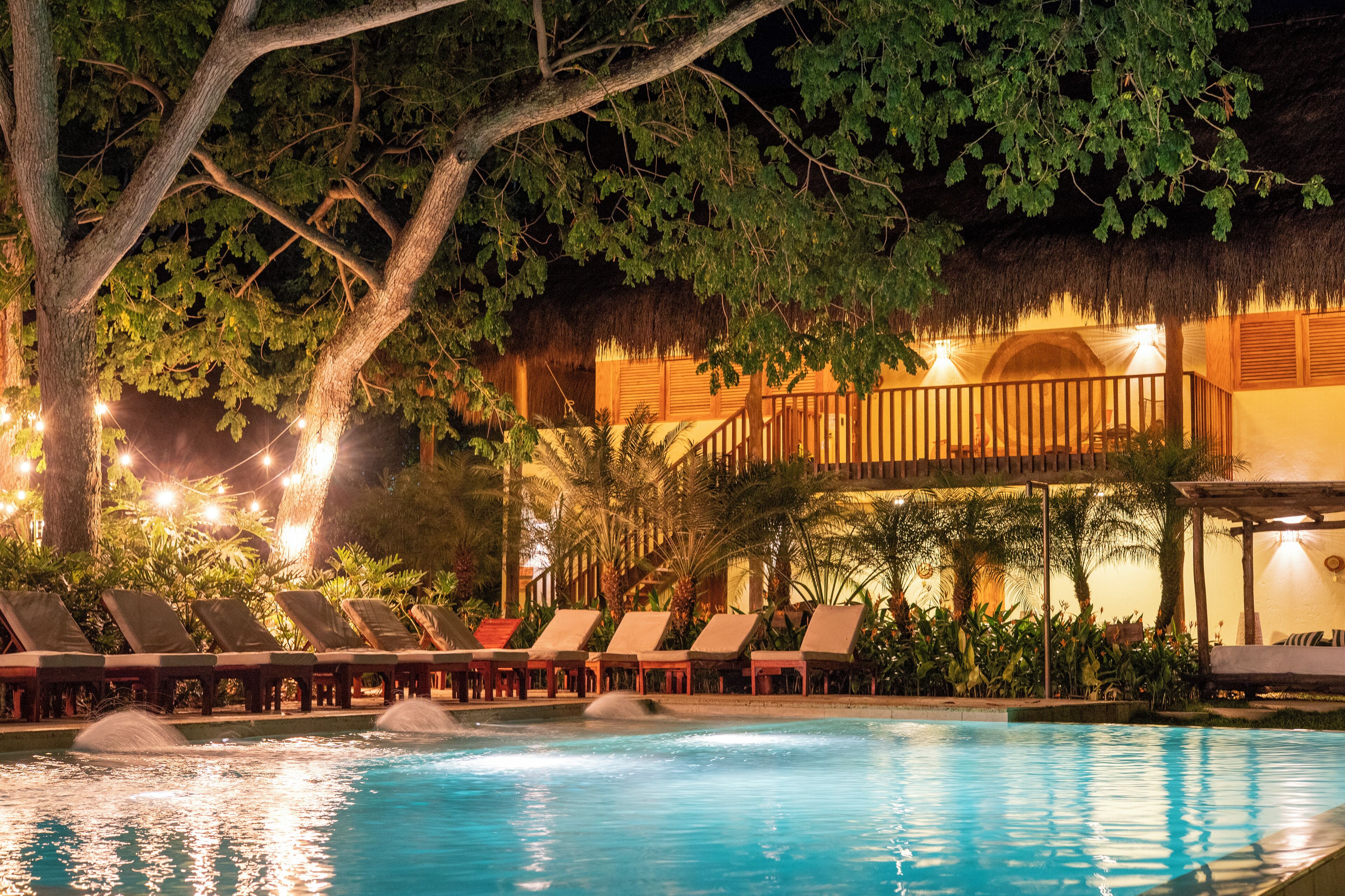 室外游泳池，09:00 至 23:00 开放，免费小屋，日光浴躺椅