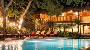 Outdoor pool, open 9:00 AM to 11:00 PM, free cabanas, sun loungers - Nativa Refugio Escondido (Sopetrán)