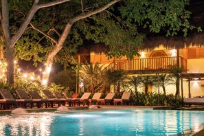 Piscina externa, funciona das 9h às 23h, barracas de cortesia