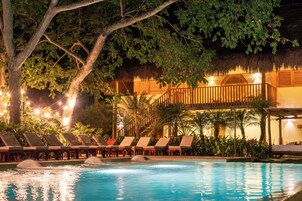 Una piscina al aire libre, camas de piscina gratis