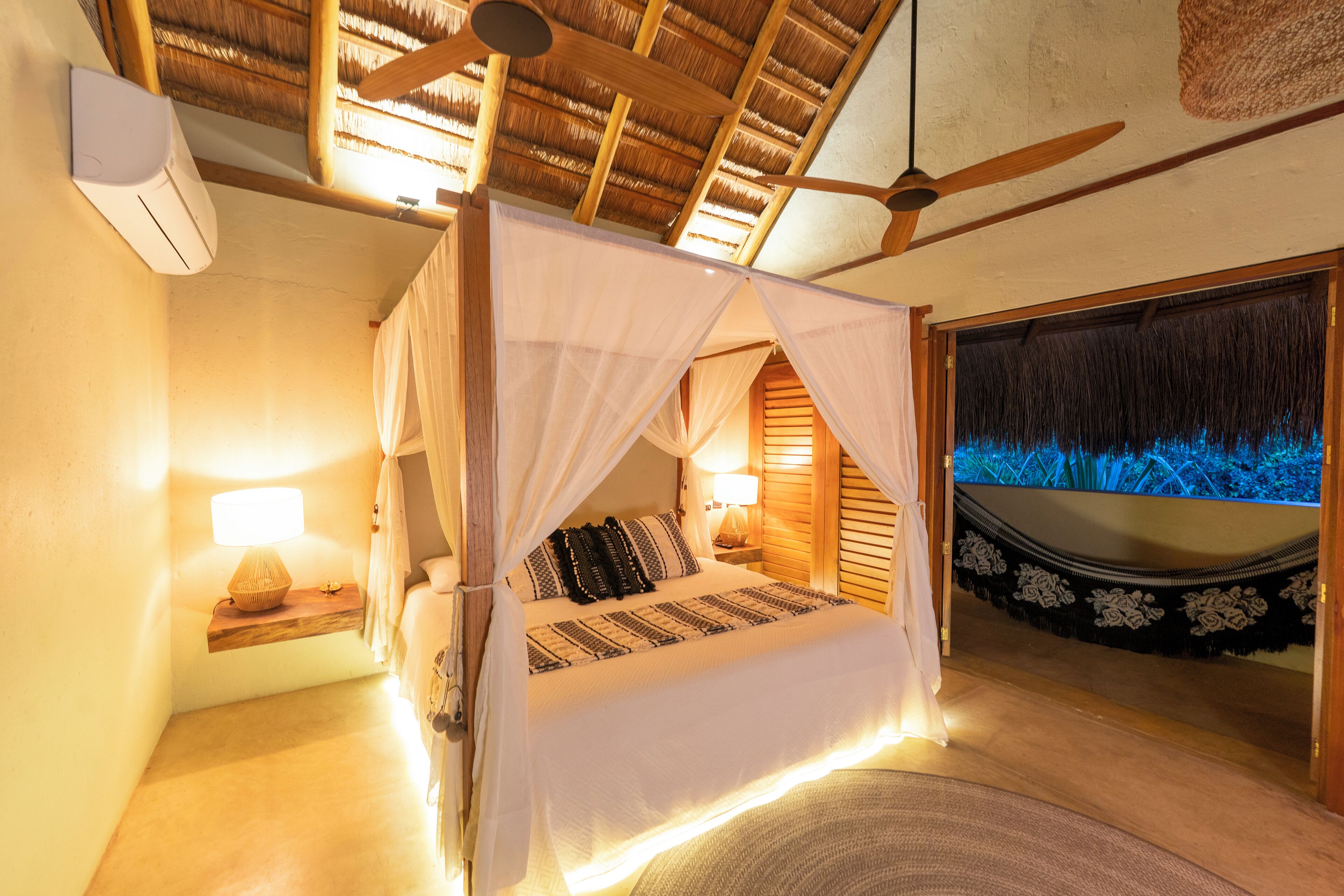 全景套房, 1 张特大床, 阳台, 山景 | 1 多间卧室、高档床上用品、羽绒被、Select Comfort 床