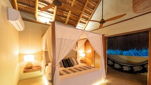 A four-poster bed with a canopy, a ceiling fan, and a nightstand with a lamp. - Nativa Refugio Escondido (Sopetrán)