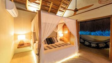 Suíte panorâmica, 1 cama King, sacada, vista para a montanha | 1 quarto, roupas de cama premium, edredons de pluma