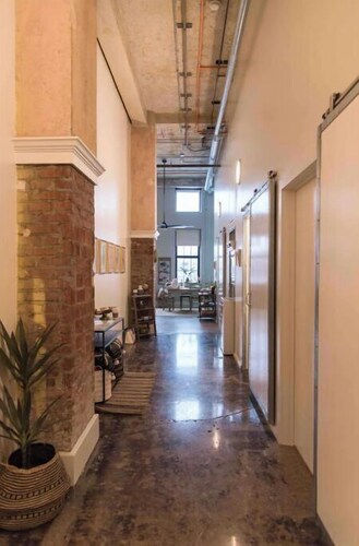 Historic Downtown GEM w/parking. Walk everywhere