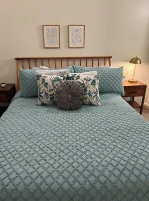 3 bedrooms - Historic Downtown GEM w/parking. Walk everywhere (Knoxville)