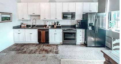 Historic Downtown GEM w/parking. Walk everywhere