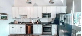 Historic Downtown GEM w/parking. Walk everywhere