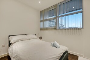 1 bedroom, WiFi - Modern 1 Bed by Heathrow Airport (Hayes)