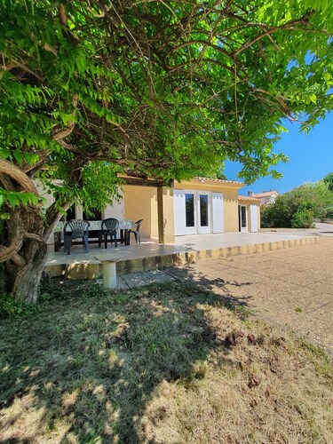 Villa de plain pied toute équipée avec 3 chambres et piscine privée