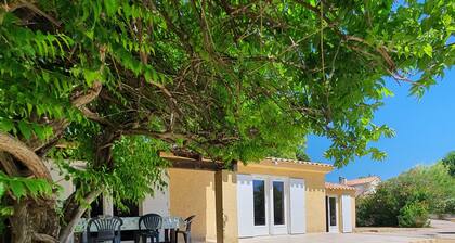 Villa de plain pied toute équipée avec 3 chambres et piscine privée