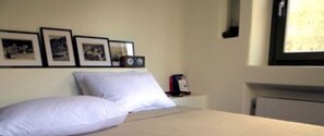2 habitaciones, tabla de planchar con plancha y cuna de viaje