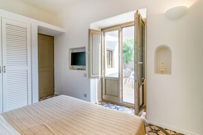 2 bedrooms, iron/ironing board, travel cot, free WiFi