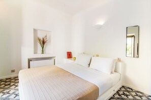 2 habitaciones, tabla de planchar con plancha y cuna de viaje 