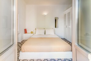 2 habitaciones, tabla de planchar con plancha y cuna de viaje 