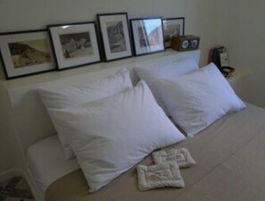 2 habitaciones, tabla de planchar con plancha y cuna de viaje