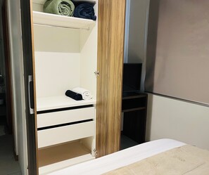 1 bedroom, desk, laptop workspace, free WiFi