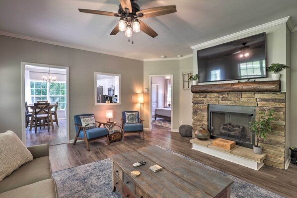 Smart TV, fireplace