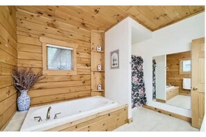 Bañera de hidromasaje, secador de pelo, toallas, jabón