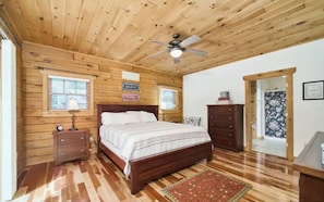 4 bedrooms, desk, iron/ironing board, travel crib - Beautiful Log Lodge Retreat near Beach, Dunes, Golf (Onekama)