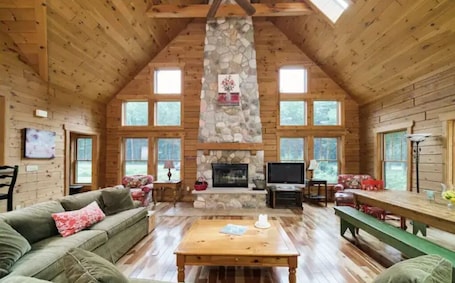 Smart TV, fireplace, books. Beautiful Log Lodge Retreat near Beach, Dunes, Golf